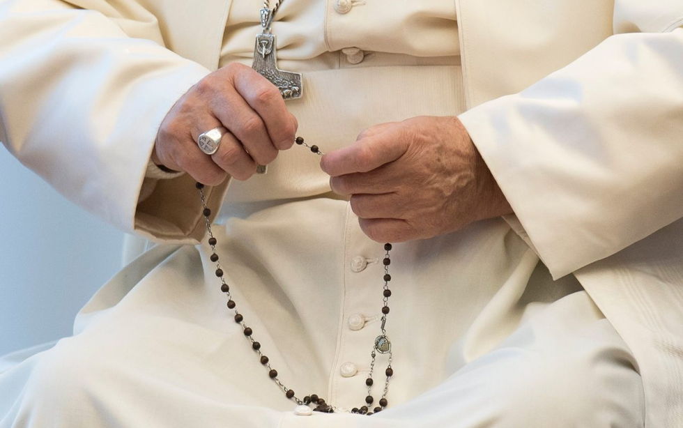 El papa Francisco nos invita a redescubrir la belleza de rezar el rosario en casa