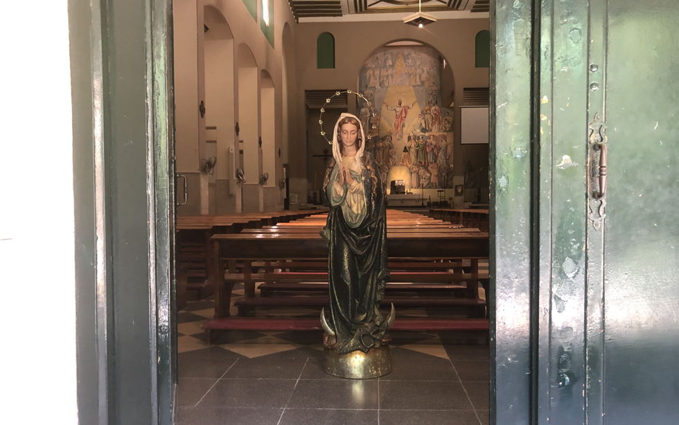 A partir del 1 de mayo, los fieles que pasen por delante de la iglesia de Cristo Rey, podrán asomarse a saludar al Señor, que está en el sagrario, y a su madre, en este, que tradicionalmente es su mes