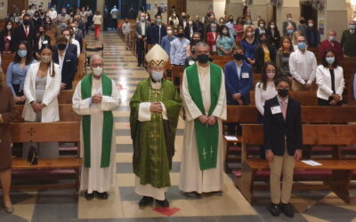 El Obispo confirma a 18 adolescentes y jovenes de nuestra parroquia