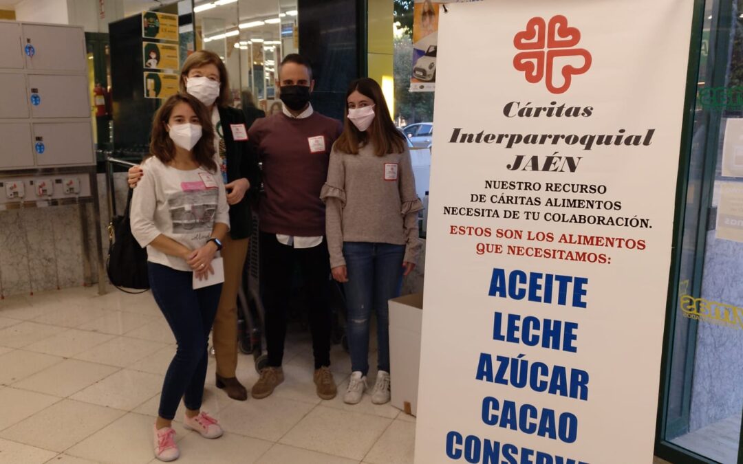 Voluntarios de la parroquia participan en la recogida de alimentos en el Mas y Mas
