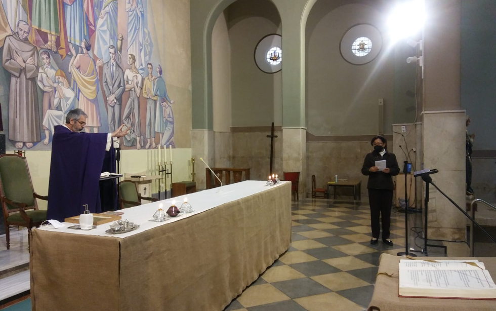 El tercer domingo de Cuaresma, tuvo lugar en la parroquia el primer escrutinio de nuestra catecúmena y la entrega del Credo a ella y a los niños de catequesis