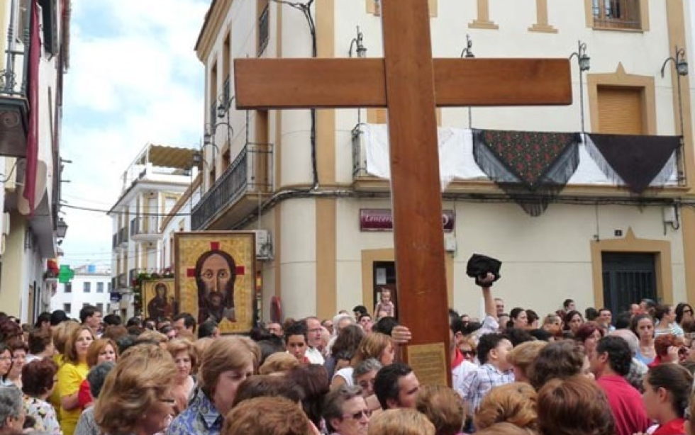 Los chicos que se confirman en octubre y otros que ya están confirmados visitan hoy la cruz y el icono de la JMJ en el Seminario