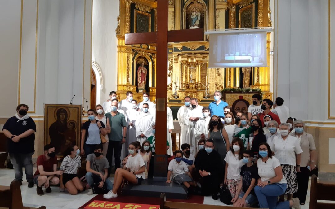Los chicos de confirmación y sus familias participaron en el acto vocacional con la cruz y el icono de la JMJ en el Seminario